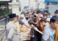 ‎Polsek Citeureup Bagikan 300 Paket Nasi Padang dalam Program Jumat Berkah‎