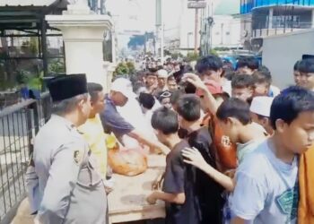 ‎Polsek Citeureup Bagikan 300 Paket Nasi Padang dalam Program Jumat Berkah‎