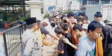 ‎Polsek Citeureup Bagikan 300 Paket Nasi Padang dalam Program Jumat Berkah‎