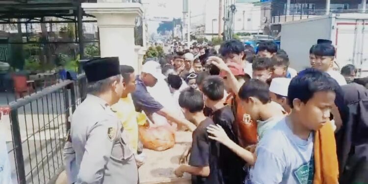 ‎Polsek Citeureup Bagikan 300 Paket Nasi Padang dalam Program Jumat Berkah‎