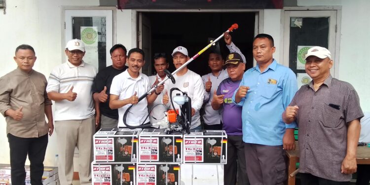 Pemerintah Desa Pasirangin Salurkan Mesin Potong Rumput dan BLT Dana Desa