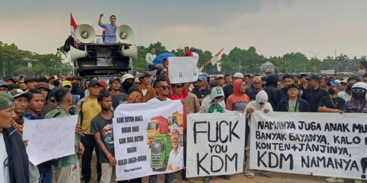 KDM Inkar Janji, Ribuan Warga Bogor Barat Demo di Tegar Beriman