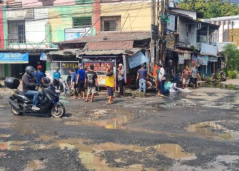Pedagang Griya Bukit Jaya Gotong Royong Benahi Drainase