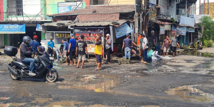 Pedagang Griya Bukit Jaya Gotong Royong Benahi Drainase