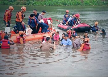 Terjun ke Situ Citatah, Bupati Tangkap 200 kilogram ikan sapu-sapu