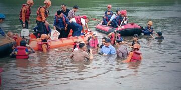 Terjun ke Situ Citatah, Bupati Tangkap 200 kilogram ikan sapu-sapu