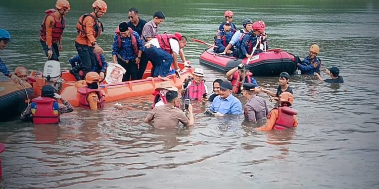 Terjun ke Situ Citatah, Bupati Tangkap 200 kilogram ikan sapu-sapu