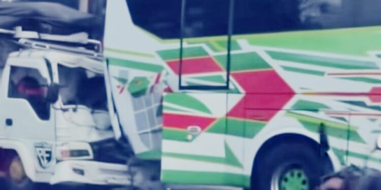 Bus Kosub Ditabrak Truk Saat Menepi di Cileungsi, Ini Kronologisnya.!