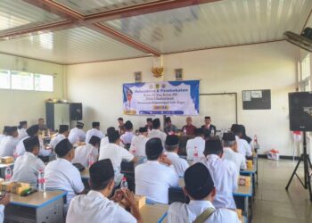 Puluhan Ketua RT/RW Desa Cikahuripan Resmi Dilantik