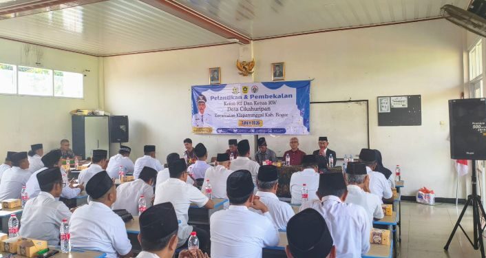 Puluhan Ketua RT/RW Desa Cikahuripan Resmi Dilantik
