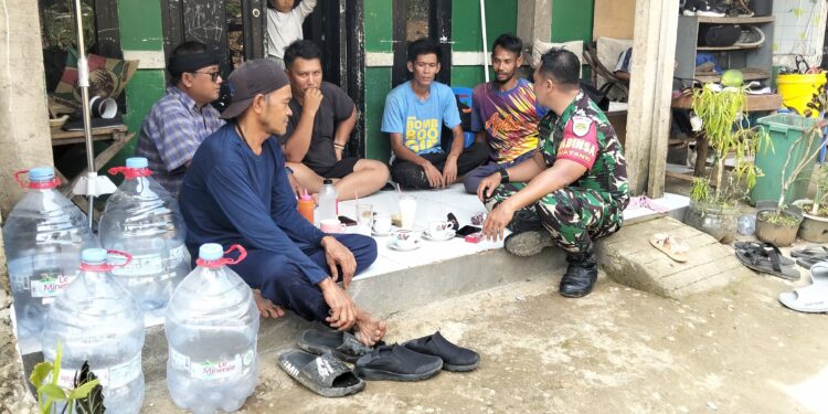 ‎Perkuat Kamtibmas, Babinsa Desa Cijayanti Gencar Komsos Bareng Warga Pasir Karet‎