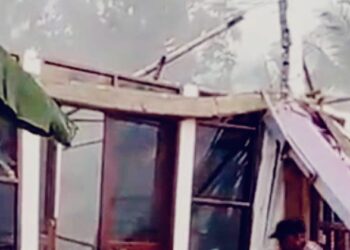 ‎Rumah di Tepi Tebing Jalur Nasional Ambruk, Dua Orang Terluka