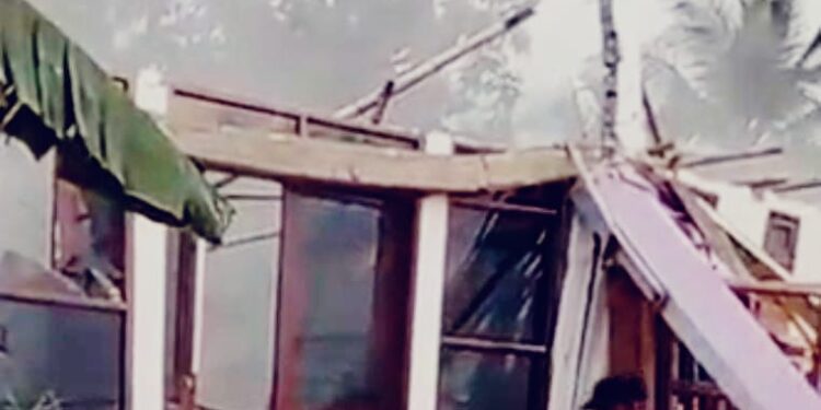 ‎Rumah di Tepi Tebing Jalur Nasional Ambruk, Dua Orang Terluka
