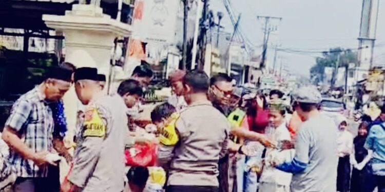 Aksi Humanis Polisi, Polsek Citeureup Gelar Jumat Berkah dan Bagikan 450 Paket Makanan