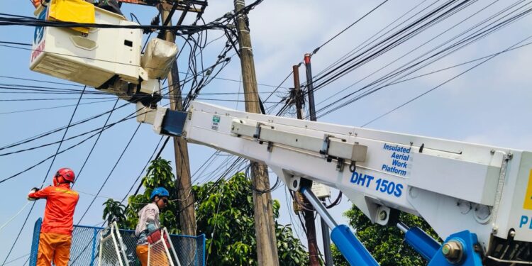 Komitmen Jaga Pasokan Listrik Tanpa Padam, Tim PDKB PLN Lakukan Pemeliharaan Jaringan Tegangan Menengah di ULP Citeureup