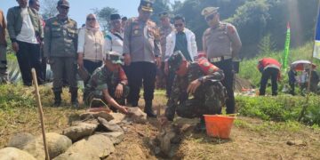 Koramil Citeureup Mulai Bangun Jembatan Armco di Desa Tajur, Permudah Akses Ribuan Warga
