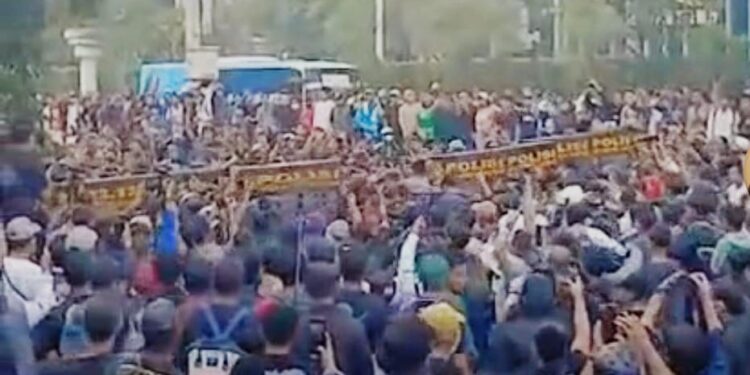 Ribuan Mahasiswa Gelar Aksi di Bundaran HI, Suarakan Lima Tuntutan kepada Pemerintah