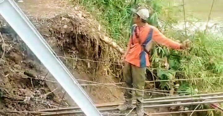 Jembatan Darurat Amblas, Kades Tlajung Udik: Keselamatan Harus Jadi Prioritas