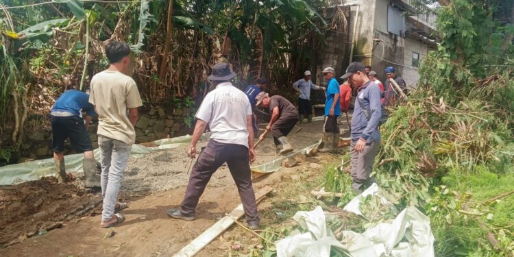 Pemdes Cijayanti Bangun Jalan Beton di Kampung Pasir Karet