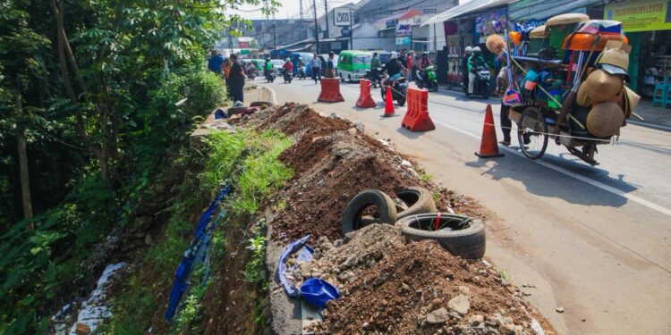 Pemprov Jabar Mulai Perbaiki DPT Longsor di Jalan Kebon Pedes Bogor, Ditargetkan Rampung 150 Hari