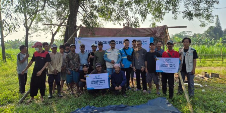 Sambut Idul Adha, YBM PLN UP3 Gunung Putri Tebar Berkah Daging Qurban Sapi Bagi Kaum Dhuafa di Desa Linggarmukti