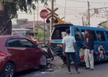 Kecelakaan Beruntun di Perlintasan KA Kebon Pedes, 6 Kendaraan Ringsek