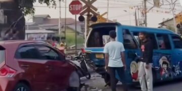 Kecelakaan Beruntun di Perlintasan KA Kebon Pedes, 6 Kendaraan Ringsek