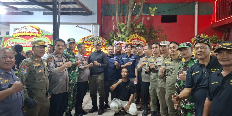 Satpol PP Amankan Ritual Injak Bara di Klenteng Kuan Tek Bio