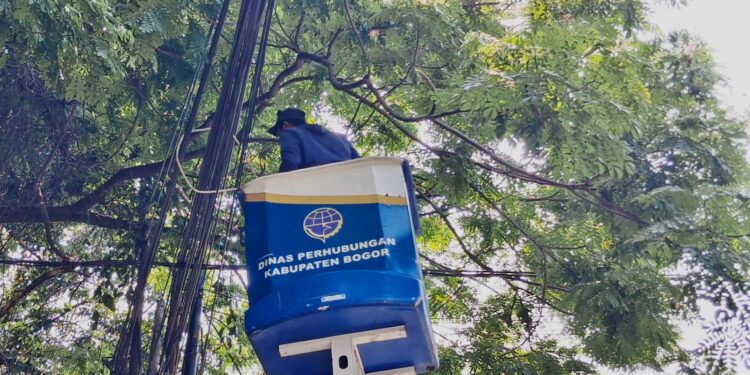 ‎Pemkab Bogor dan APJATEL Mulai Tata Kabel Udara Semrawut di Jalan Raya Bogor-Jakarta