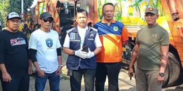‎Pemcam Cileungsi Tertibkan Bangunan Liar dan Gelar Aksi Bersih-bersih di Jalan Raya Narogong