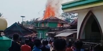 ‎Asrama Santri Ponpes Riyadhul Hidayah Al-Kholiliyah Ludes Terbakar, Kerugian Ditaksir Rp200 Juta