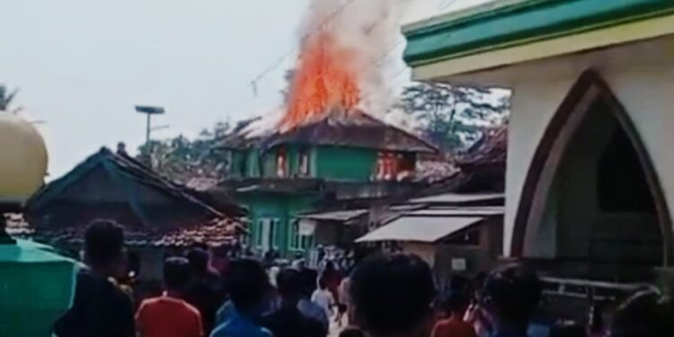 ‎Asrama Santri Ponpes Riyadhul Hidayah Al-Kholiliyah Ludes Terbakar, Kerugian Ditaksir Rp200 Juta