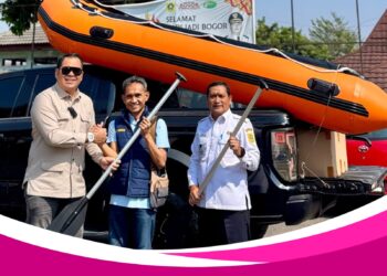 ‎Gunakan Dana Pribadi, Ketua Komisi I DPRD Kabupaten Bogor Serahkan Perahu Karet untuk Penanganan Banjir di Cibinong‎