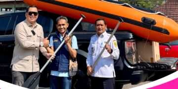 ‎Gunakan Dana Pribadi, Ketua Komisi I DPRD Kabupaten Bogor Serahkan Perahu Karet untuk Penanganan Banjir di Cibinong‎