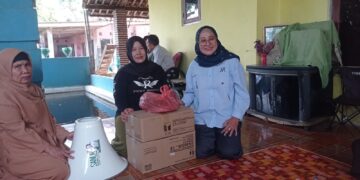 Hj.Nunur Serahkan Bantuan Pengeras Suara untuk Majelis Ta’lim At-Takwa di Cariu