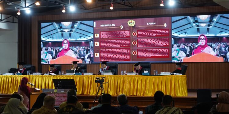 ‎Bupati Bogor Hadiri Sidang Doktor Ilmu Hukum, Apresiasi Prestasi Kadinkes
