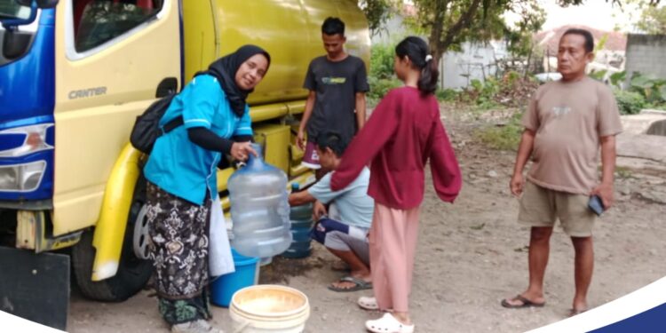 KNPI Jasinga dan Yayasan Selendang Anak Bangsa Salurkan 8.000 Liter Air Bersih untuk Warga