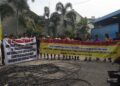 Warga Cikuda Gelar Aksi Protes, Soroti Sampah dan Kabel Fiber Optik Semrawut