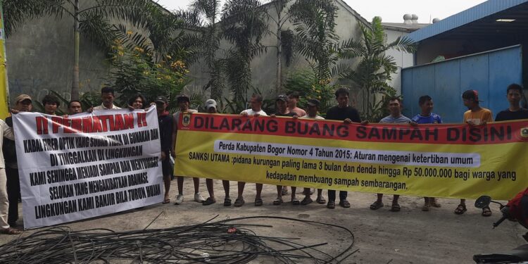 Warga Cikuda Gelar Aksi Protes, Soroti Sampah dan Kabel Fiber Optik Semrawut