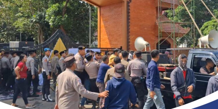 Demo di Tegar Beriman Ricuh, Massa Desak Kadispora Dicopot dan KORMI Dibubarkan