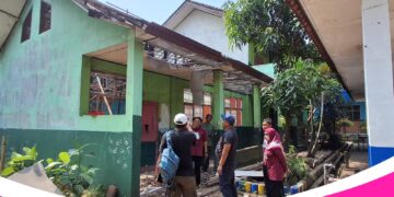 Gotong Royong Selamatkan Ruang Kelas Ambruk, DPRD Bogor Tinjau Renovasi SMPN 1 Klapanunggal