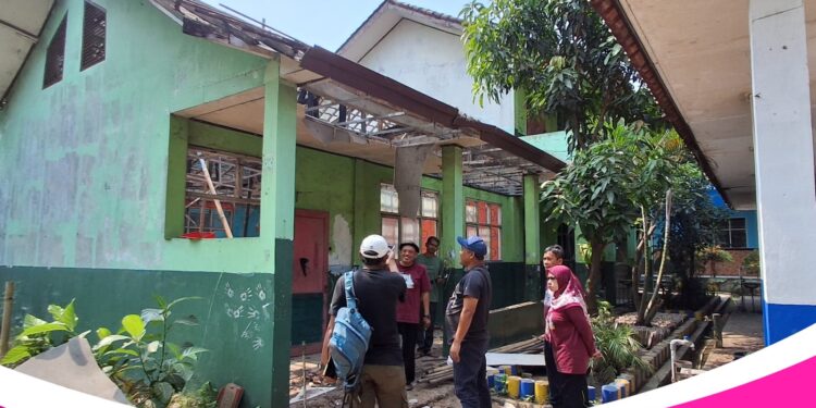 Gotong Royong Selamatkan Ruang Kelas Ambruk, DPRD Bogor Tinjau Renovasi SMPN 1 Klapanunggal