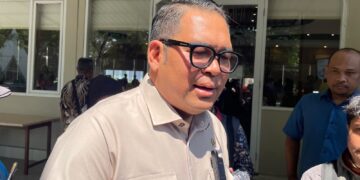 ‎Ipeck Beri Perahu Karet dari Dana Pribadi untuk Penanganan Sampah di Kali Baru