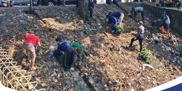 Pemcam Sukaraja Gelar Korve Massal, Libatkan TNI, Pemuda, dan Masyarakat