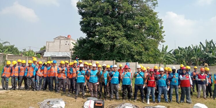 PLN Gunung Putri Gelar Aksi “KAMISIGAP”, Bersihkan Jalur Kritis dan Perkuat Pasokan Listrik di Wilayah Cileungsi