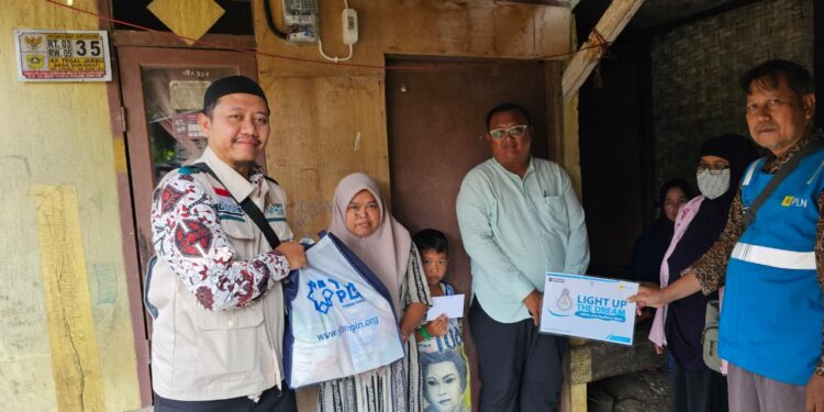 PLN Gunung Putri Wujudkan Mimpi Warga Citeureup Melalui Program ‘Jumat Berbagi Cahaya’