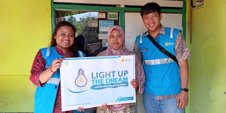 PLN Gunung Putri Hadirkan Terang Melalui Program “Jumat Berbagi Cahaya” di Jonggol