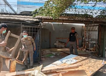 Pol PP Cileungsi Bongkar Puluhan Lapak PKL Liar di Jalan Raya Narogong