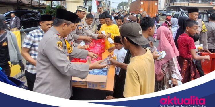 Polsek Citeureup Bagikan 500 Paket Nasi dalam Program Jumat Berkah, Wujud Kepedulian kepada Masyarakat