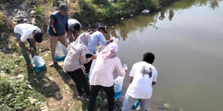 10 Ribu Benih Ikan Nila Ditebar di Situ Tlajung Udik, Warga Diminta Jaga Ekosistem Perairan